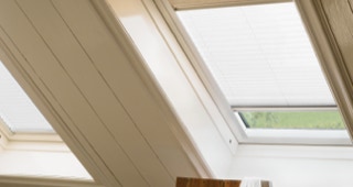 dakraam met plisségordijn