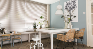 Houten jaloezieën voor grote ramen